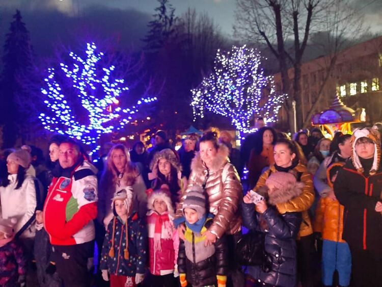 Запалването на коледната елха се превърна в празник за смолянчани