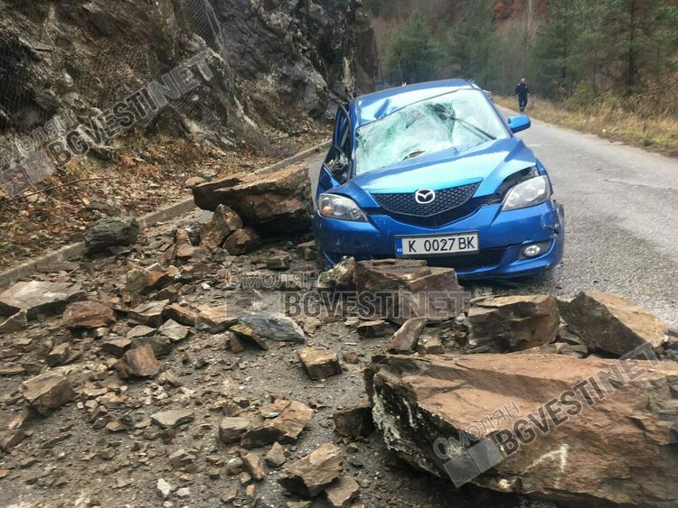 Бременна жена оцеля по чудо след като камъни паднаха върху колата й