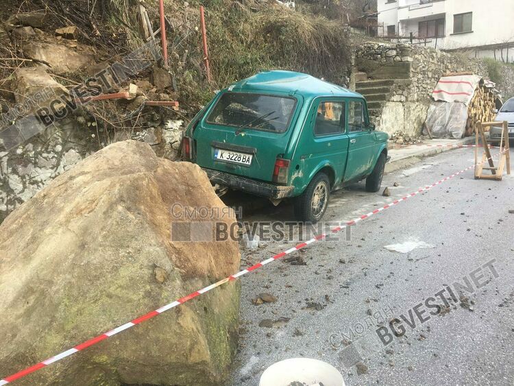 Трагедия се размина на косъм на ул.Миньорска, огромен камък падна по време на оглед