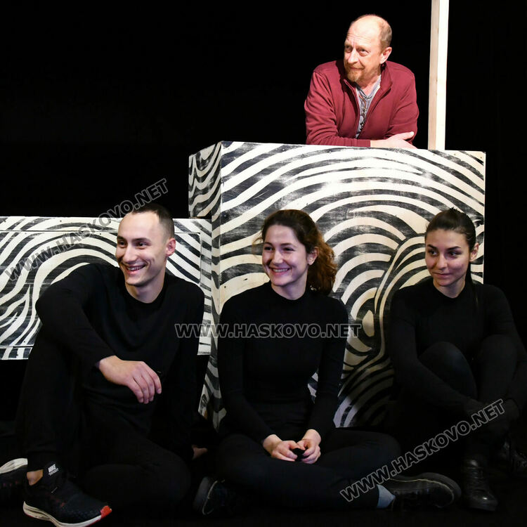 Актьорите със сценографа Димитър Воденичаров