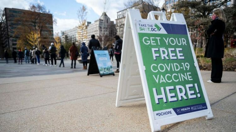 Невиждан бум на бустерни дози в САЩ заради страховете от Омикрон