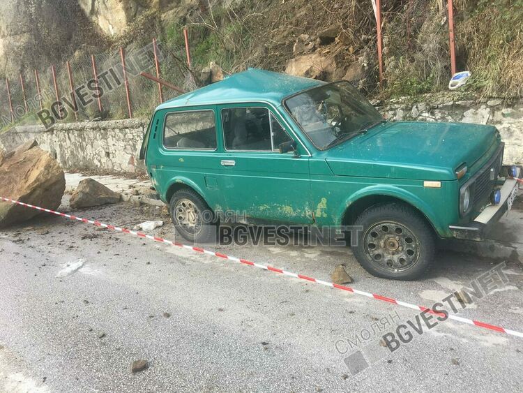 Трагедия се размина на косъм на ул.Миньорска, огромен камък падна по време на оглед