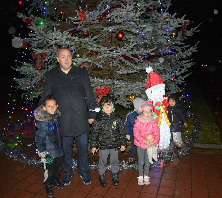 Кметът инж. Изет Шабан запали празничните светлини на Коледно-новогодишна елха в Ардино