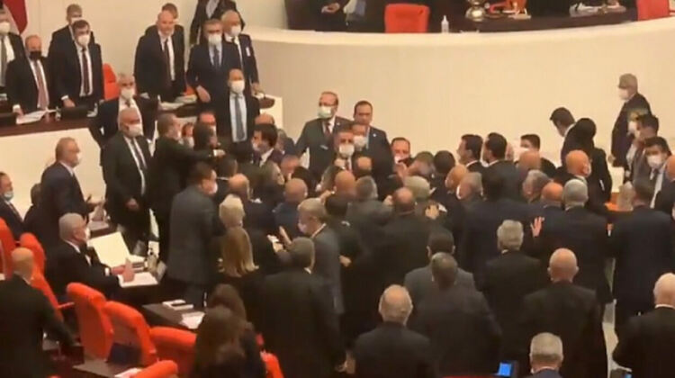 Депутати се сбиха в парламента в Турция