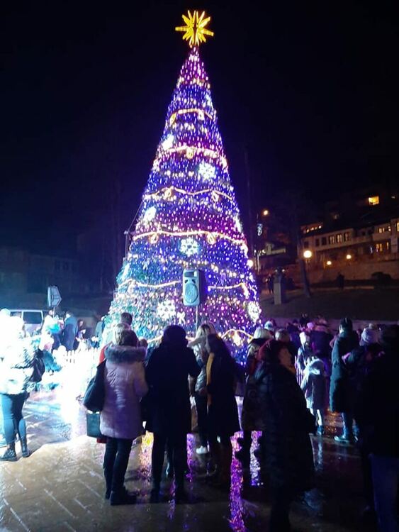 Запалването на коледната елха се превърна в празник за смолянчани