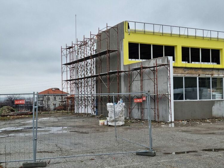 Изграждането на физкултурния салон в училището в Долни Воден скоро ще приключи