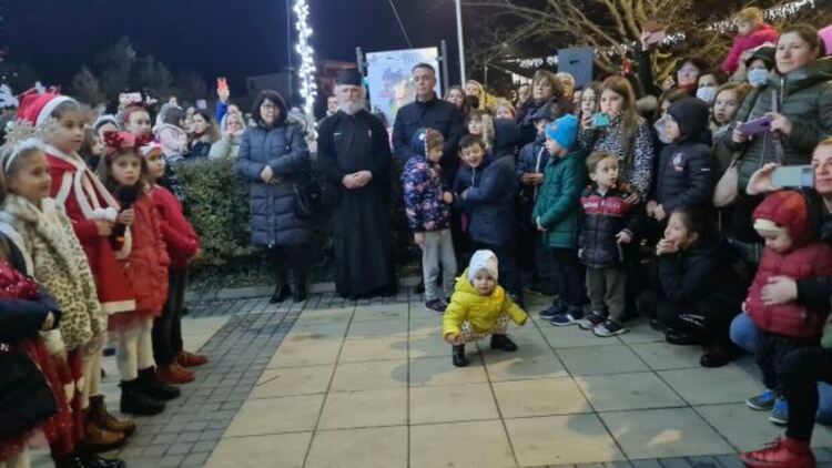 С пищно тържество и заря грейнаха светлините на коледната елха в Кърджали