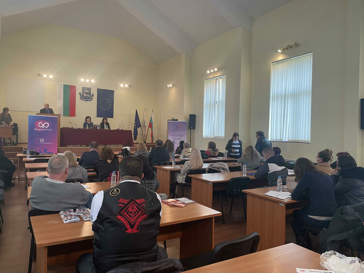 Фондация „П.У.Л.С.“ и Областна администрация Кърджали проведоха кръгла маса по проблемите на домашното насилие