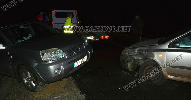 Нисан излетя в канавка след удар във Фиат