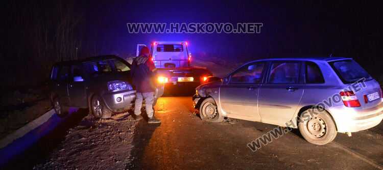 Нисан излетя в канавка след удар във Фиат