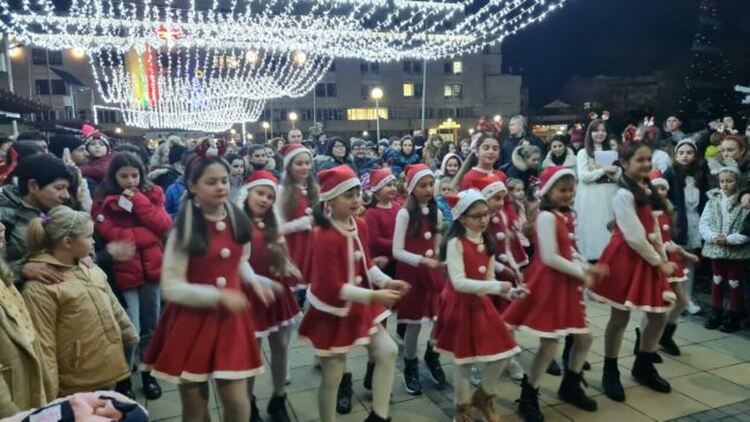 С пищно тържество и заря грейнаха светлините на коледната елха в Кърджали