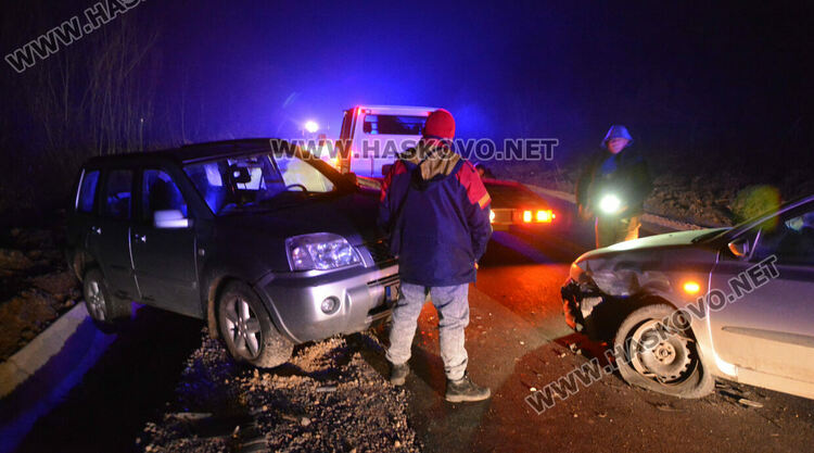 Нисан излетя в канавка след удар във Фиат