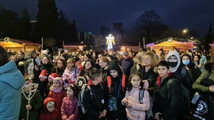 С пищно тържество и заря грейнаха светлините на коледната елха в Кърджали