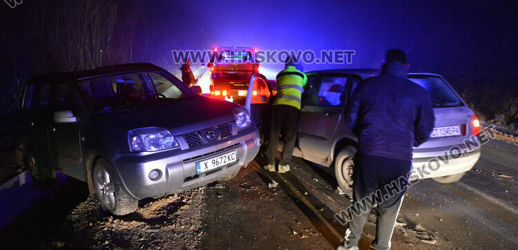 Нисан излетя в канавка след удар във Фиат