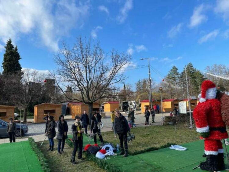 Дядо Коледа очаква писмата на децата на Кърджали на Коледния базар, ще раздава подаръците след 18 декември