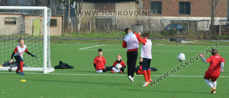 Първият отбор на ОФК „Хасково“ спечели купата на футболен турнир в Хасково 