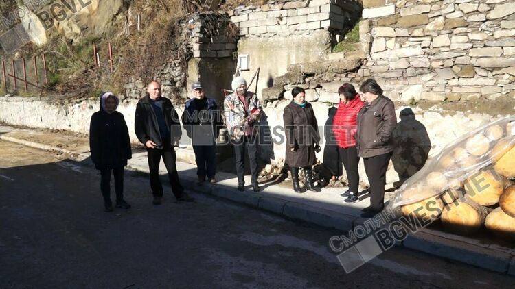 Живеещите на ул."Миньорска" събират подписка за укрепване на свлачището, което вчера едва не уби хора