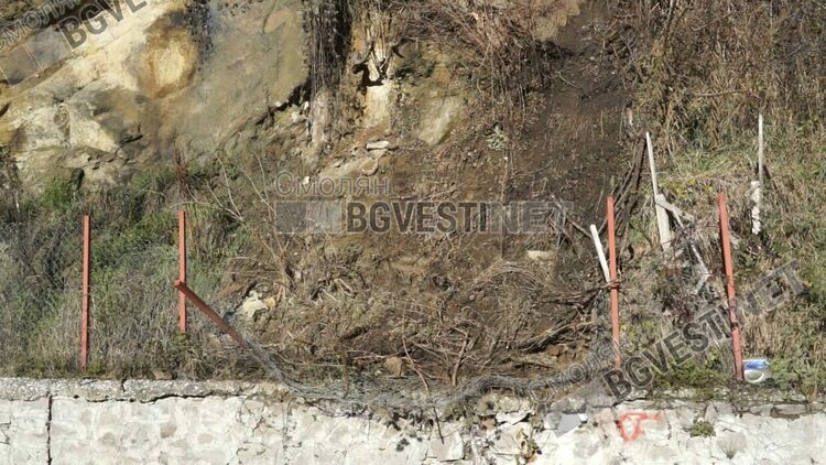 Живеещите на ул."Миньорска" събират подписка за укрепване на свлачището, което вчера едва не уби хора