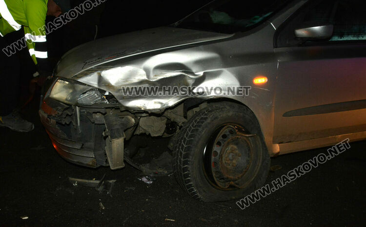 Нисан излетя в канавка след удар във Фиат