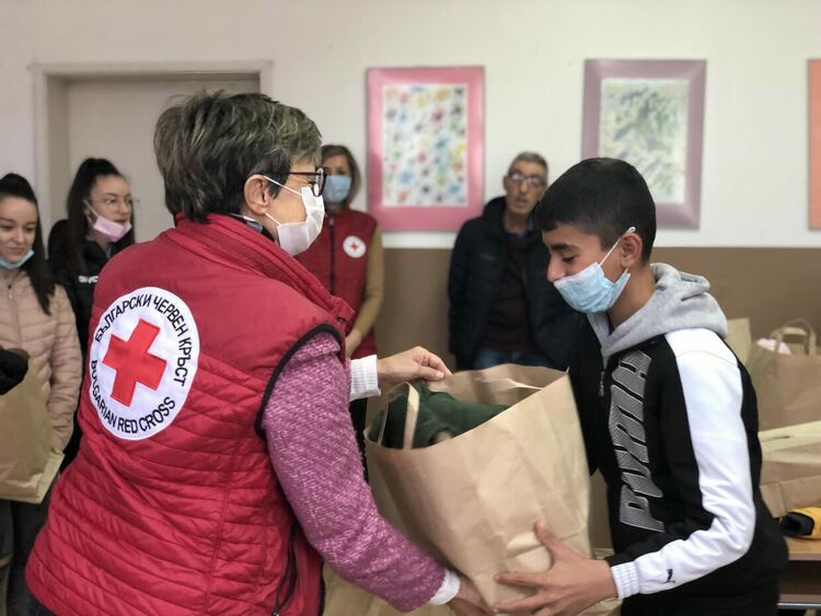 Зарадваха деца в нужда с топли дрехи