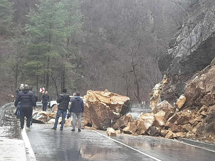 Пак ни се размина на косъм! Тонове скали паднаха и затвориха пътя Девин-Смолян, като по чудо няма жертви