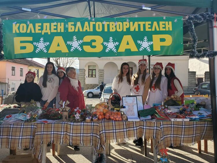 Млади доброволци на БЧК се включиха в Коледен благотворителен базар
