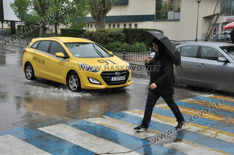 Кратки валежи и полусилен вятър в петък
