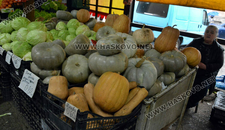 Есенно изобилие на Зеленчуковия пазар в Хасково