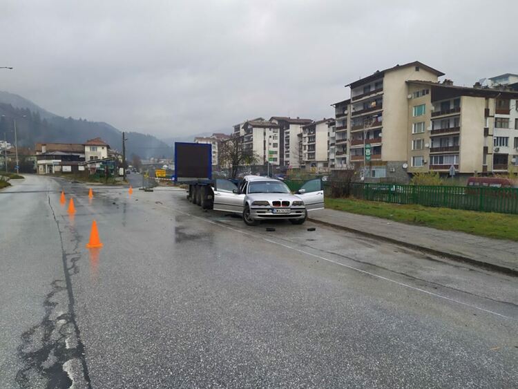 БМВ се заби на заден ход в ремарке в Райково,пострадали са две момчета