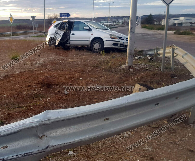 Нисан се заби в кръговото на пътя Хасково-Димитровград