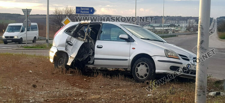 Нисан се заби в кръговото на пътя Хасково-Димитровград