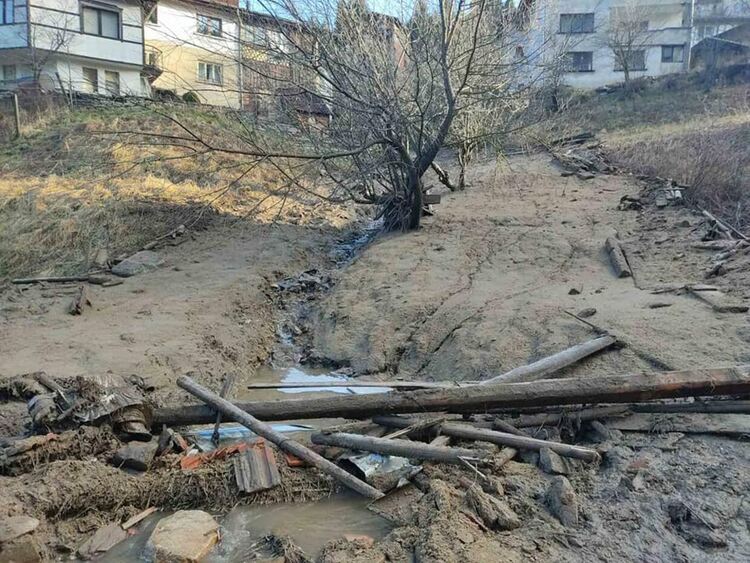 Без път  са от Киселчево до Чеплетен.Кметството в Горна Арда е наводнено. Доброволци помагат за отваряне на пътя до Мугла