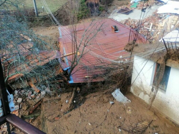 Свлачище погълна триетажна къща в Стойките/ галерия/