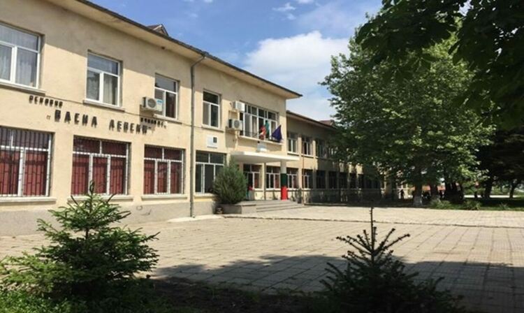 Търсят медицинска сестра в ясла и счетоводител в училище