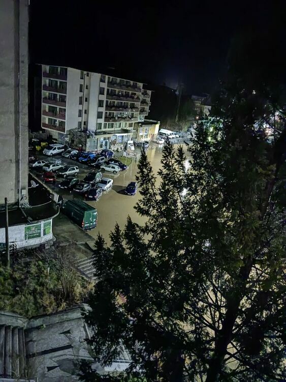 Воден ад! През нощта Рудозем и Неделино обявиха бедствено положение. В Боринско три села са откъснати 