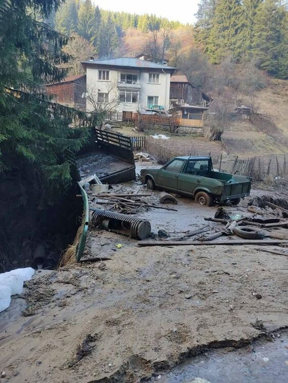 Без път  са от Киселчево до Чеплетен.Кметството в Горна Арда е наводнено. Доброволци помагат за отваряне на пътя до Мугла