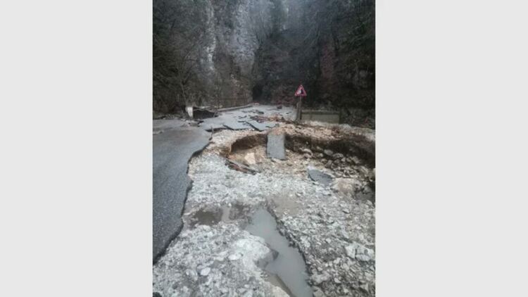 Воден ад! През нощта Рудозем и Неделино обявиха бедствено положение. В Боринско три села са откъснати 