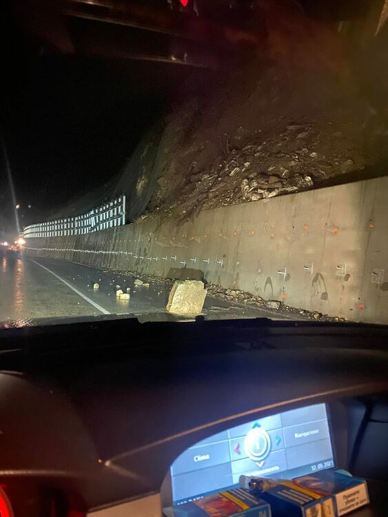 Смолянска област бедства! Реките откъснаха цели села, наводнени са домове, свлачищата са навсякъде/галерия/