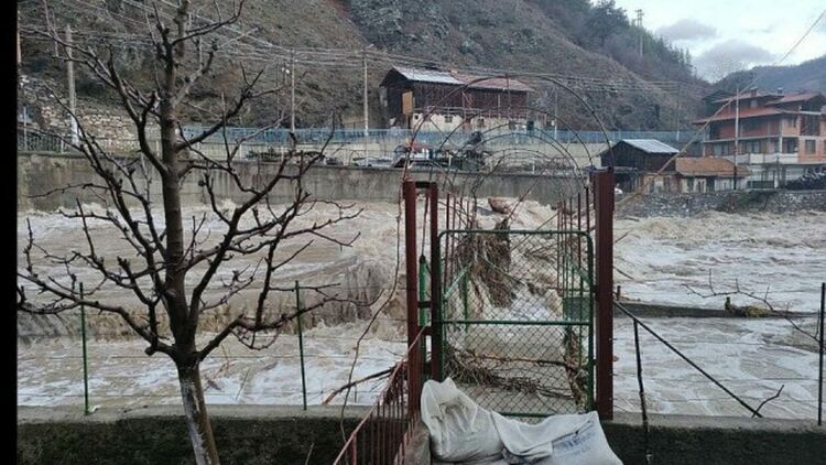 Воден ад! През нощта Рудозем и Неделино обявиха бедствено положение. В Боринско три села са откъснати 