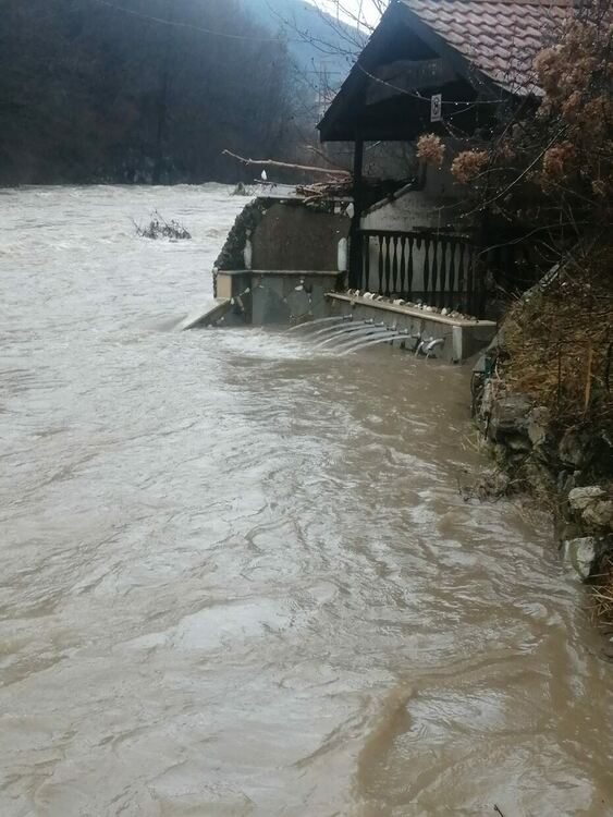 Смолянска област бедства! Реките откъснаха цели села, наводнени са домове, свлачищата са навсякъде/галерия/