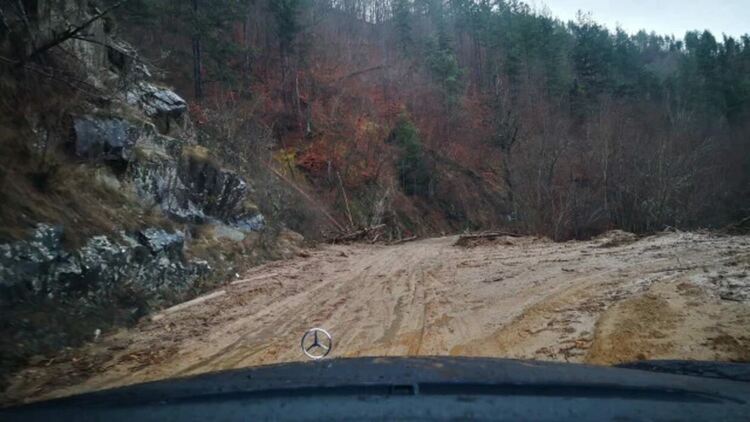 Воден ад! През нощта Рудозем и Неделино обявиха бедствено положение. В Боринско три села са откъснати 