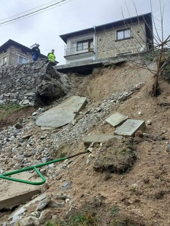 Смолянска област бедства! Реките откъснаха цели села, наводнени са домове, свлачищата са навсякъде/галерия/