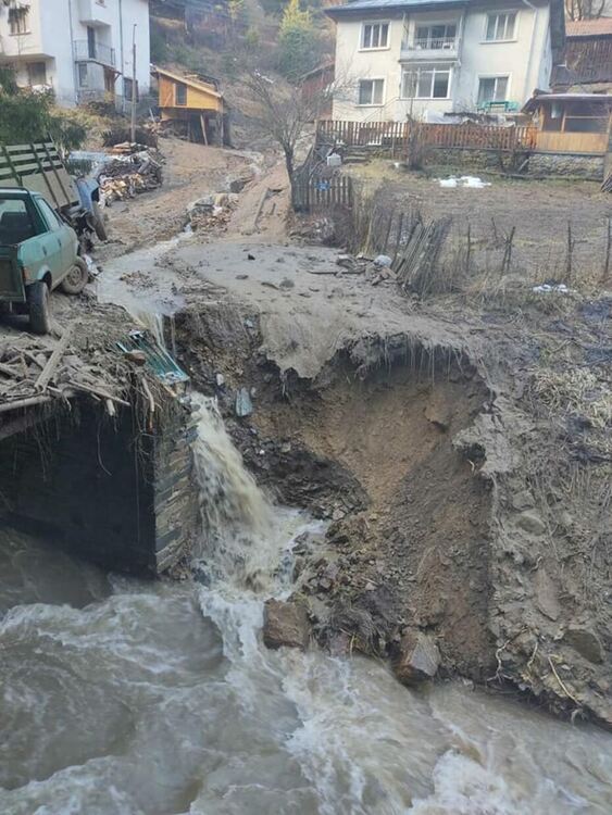 Без път  са от Киселчево до Чеплетен.Кметството в Горна Арда е наводнено. Доброволци помагат за отваряне на пътя до Мугла