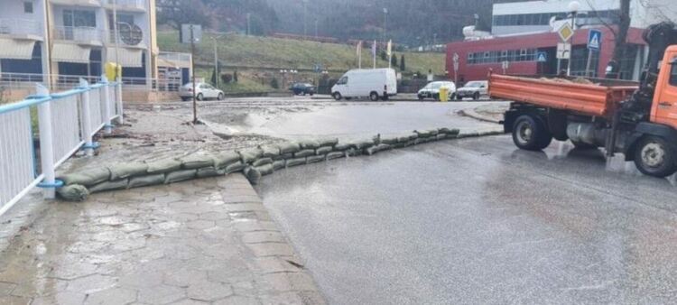 Триетажна къща рухна в Стойките вследствие пороя