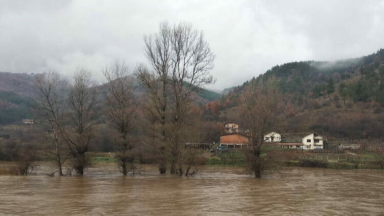 Студено и облачно, валежите продължават