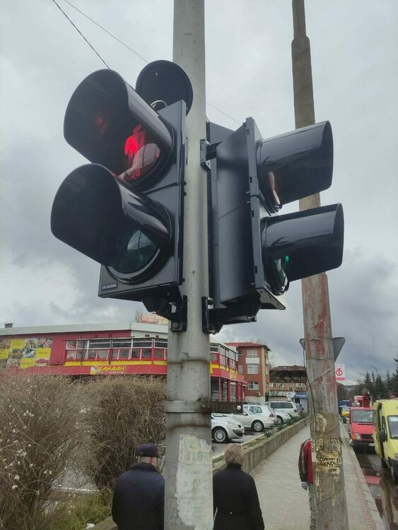 Подменена е светофарната уредба на кръстовището на бул. „Юрий Гагарин“ и ул. „Ленински проспект“ в кв. „Изток“