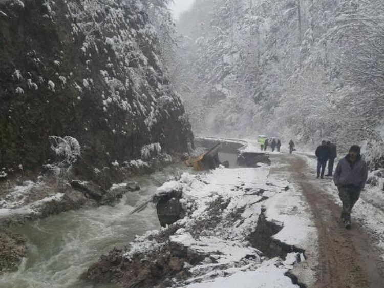 Багер пропадна в реката, докато укрепваше пътя за Триград. Щетите в Девинско са около 4,5 млн.лева