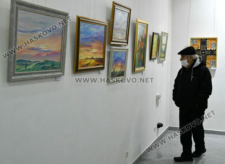 14 художници от Хасковското дружество подредиха изложба във „Форум“