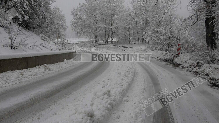Над половин метър сняг натрупа на Пампорово, шофирайте с повишено внимание