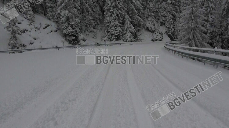 Над половин метър сняг натрупа на Пампорово, шофирайте с повишено внимание